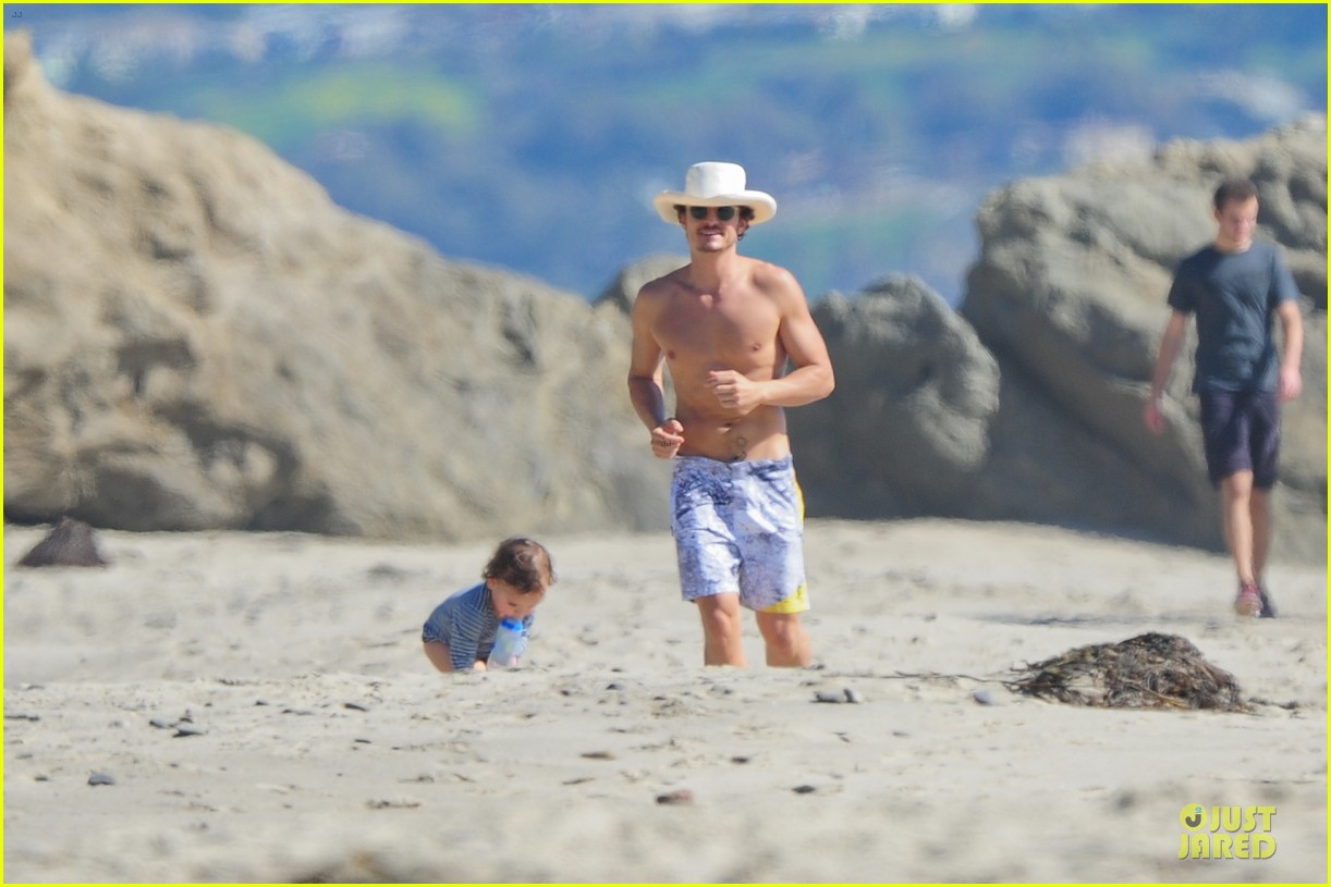 Miranda Kerr & Shirtless Orlando Bloom Kite Flying with Flynn! Photo