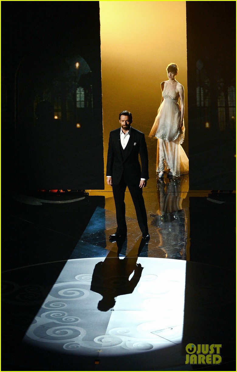 ‘Les Miserables’ Oscars 2013 Performance WATCH NOW! Photo 2819642