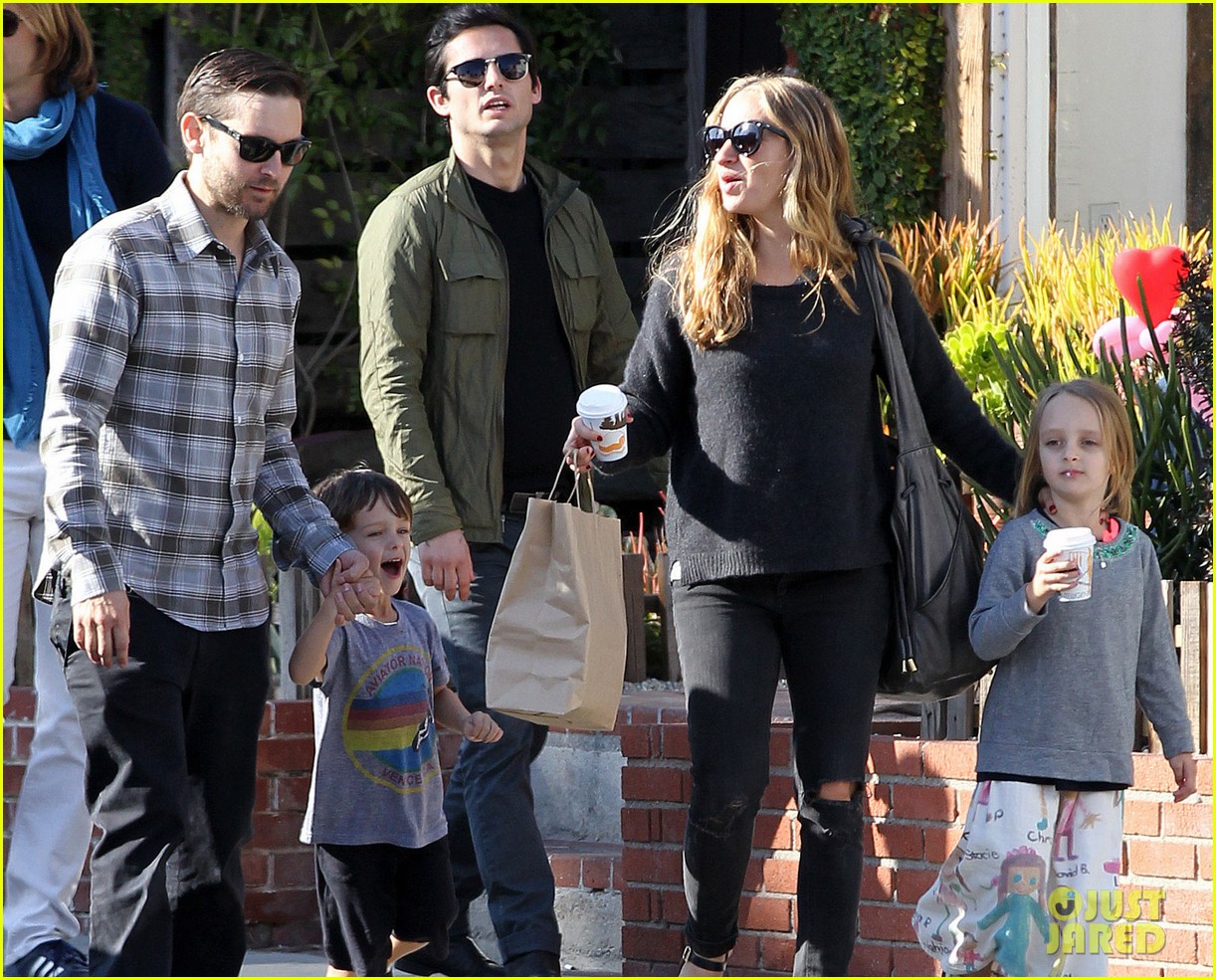 Tobey Maguire Sunday Brunch with the Family! Photo 2814453
