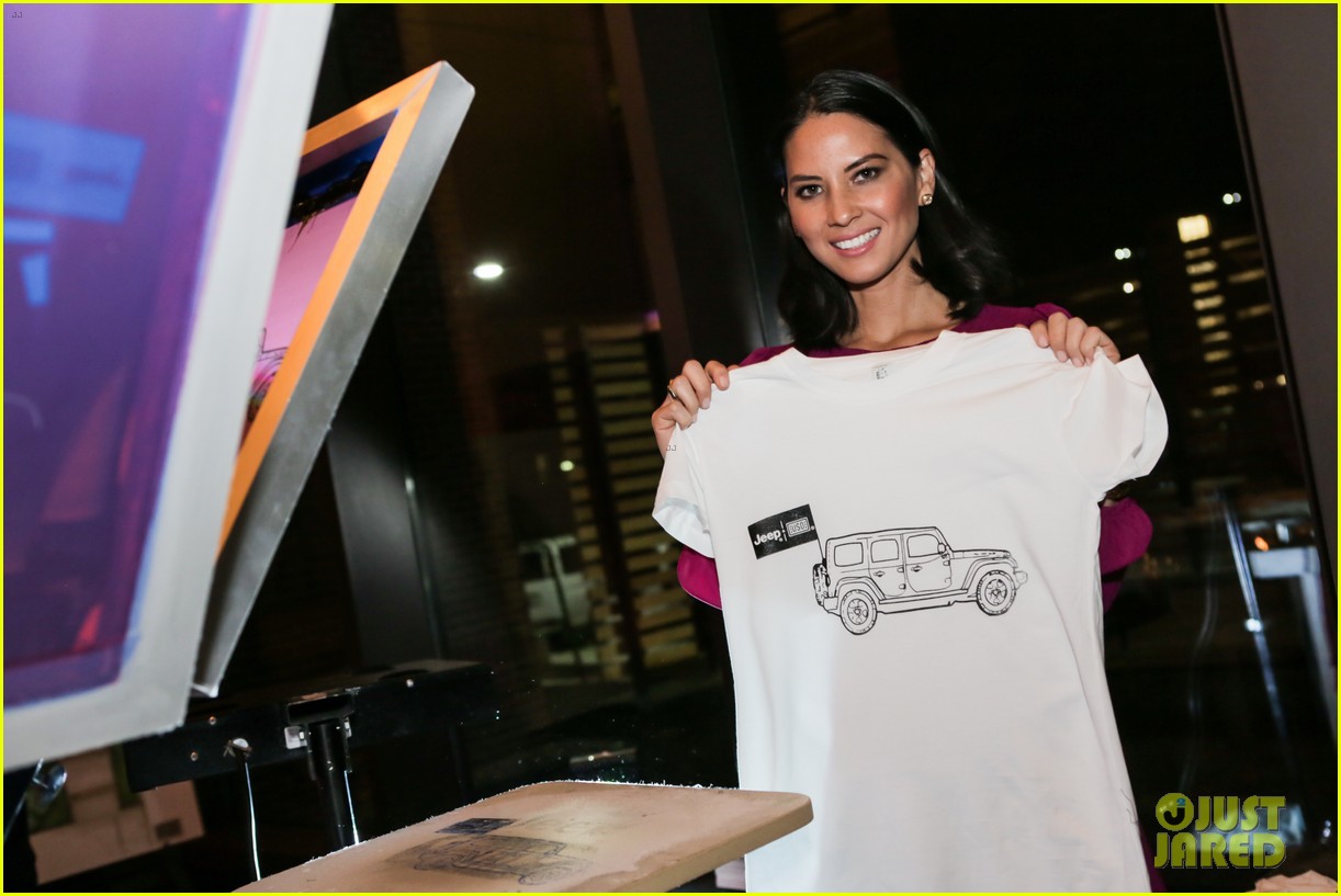 Photo olivia munn jeep operation safe return launch event 02 Photo