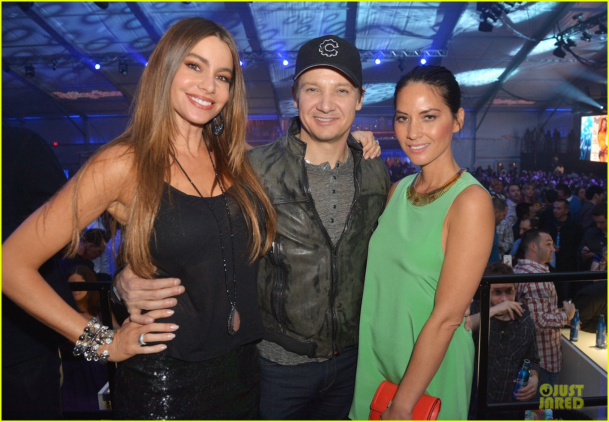 Photo olivia munn sofia vergara rolling stone super bowl party 09