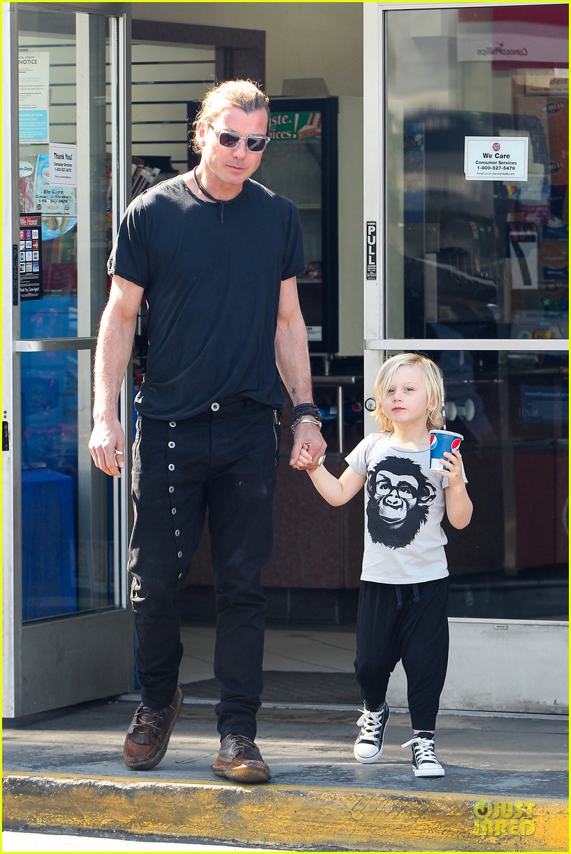 Gwen Stefani & Gavin Rossdale Indio Road Trip with the Boys! Photo