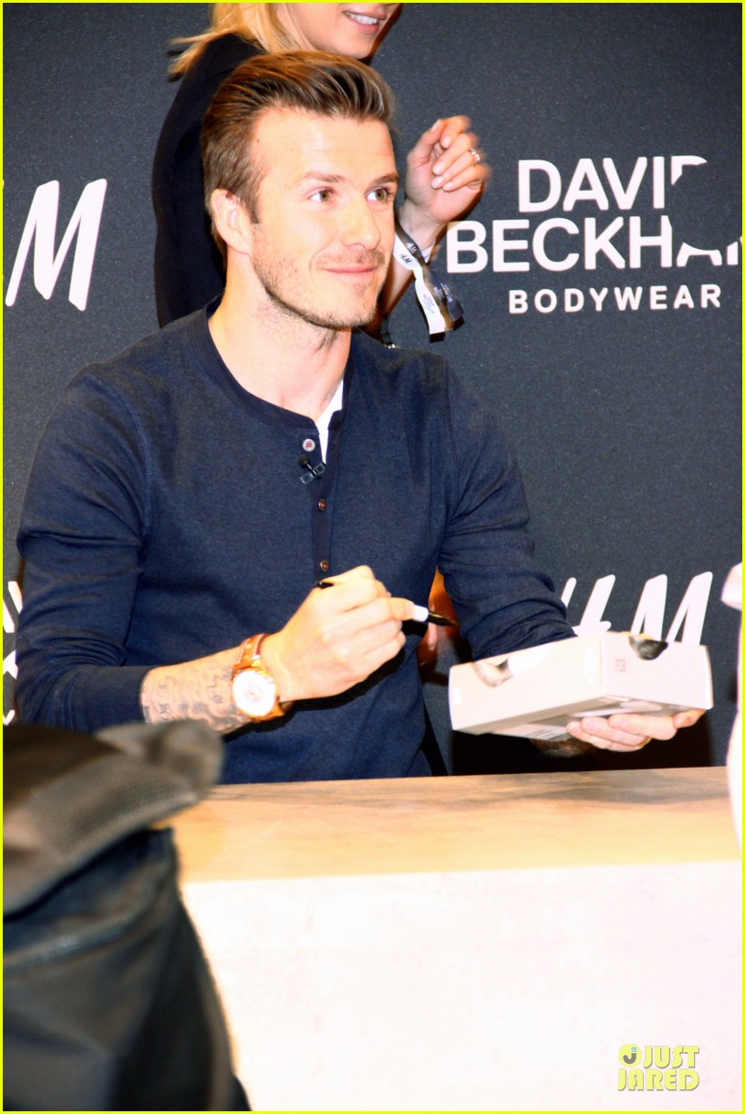David Beckham H&M Bodywear Promotion in Berlin! Photo 2834023 David(02)