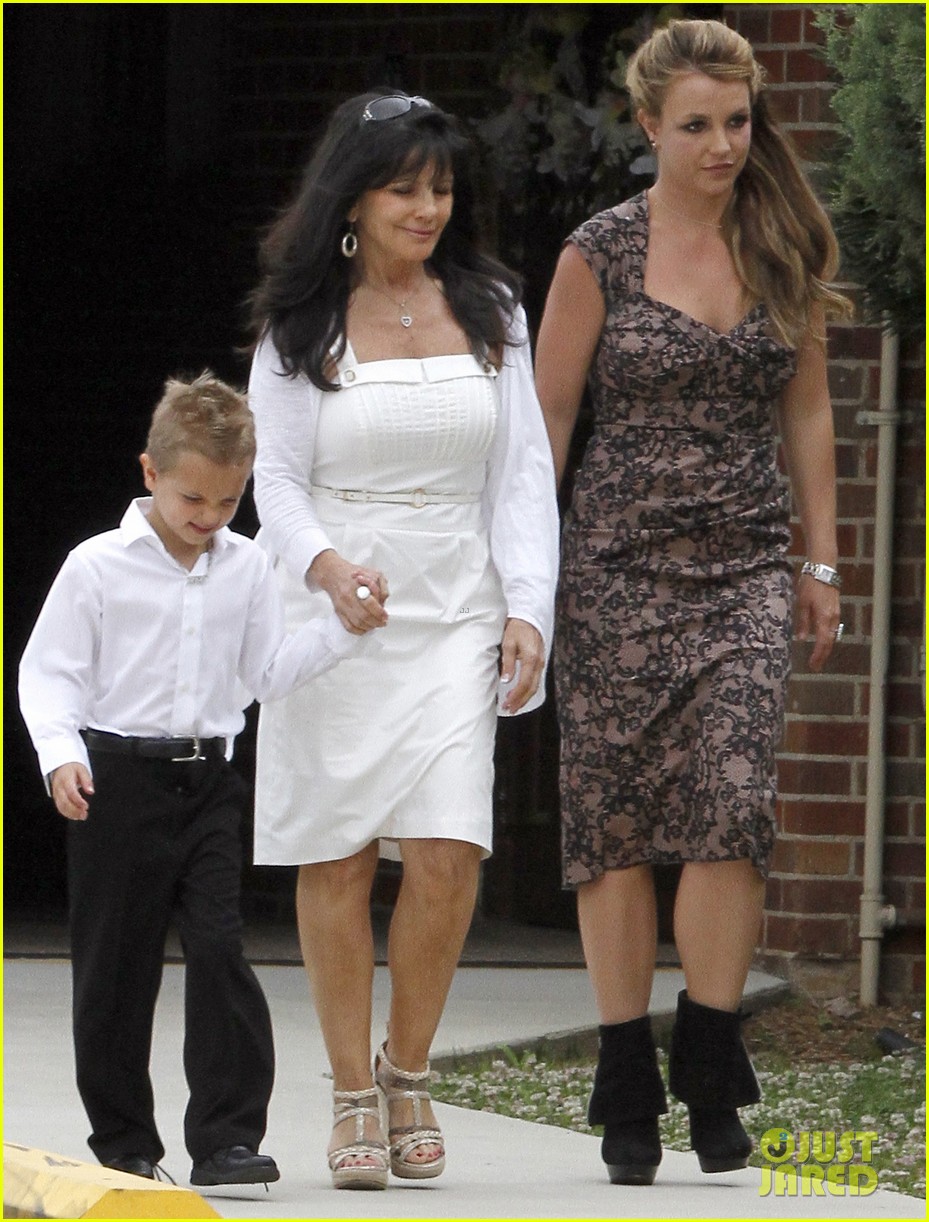 Britney Spears Easter Church Service with the Family! Photo 2841054