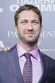 gerard butler does yoga cleanses cardio workouts 02