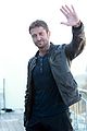gerard butler does yoga cleanses cardio workouts 05