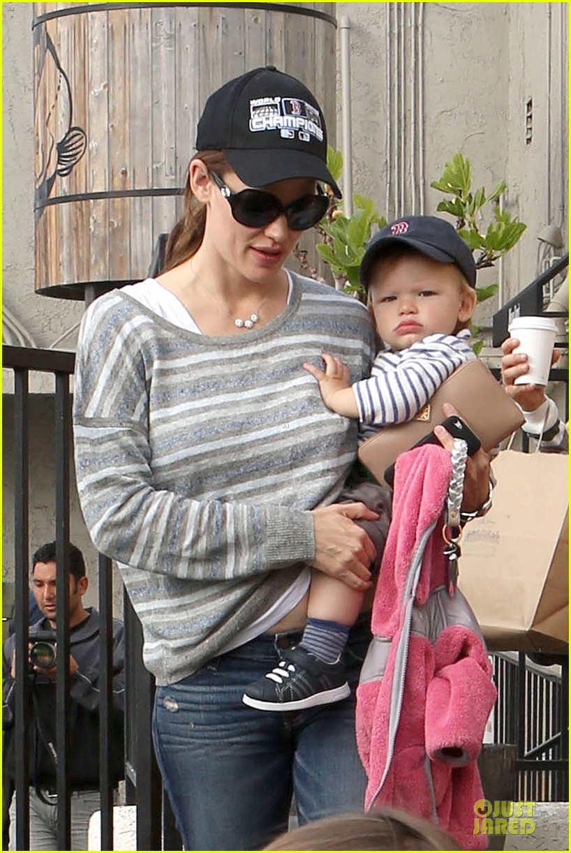 Jennifer Garner Huckleberry Breakfast with the Kids! Photo 2840440