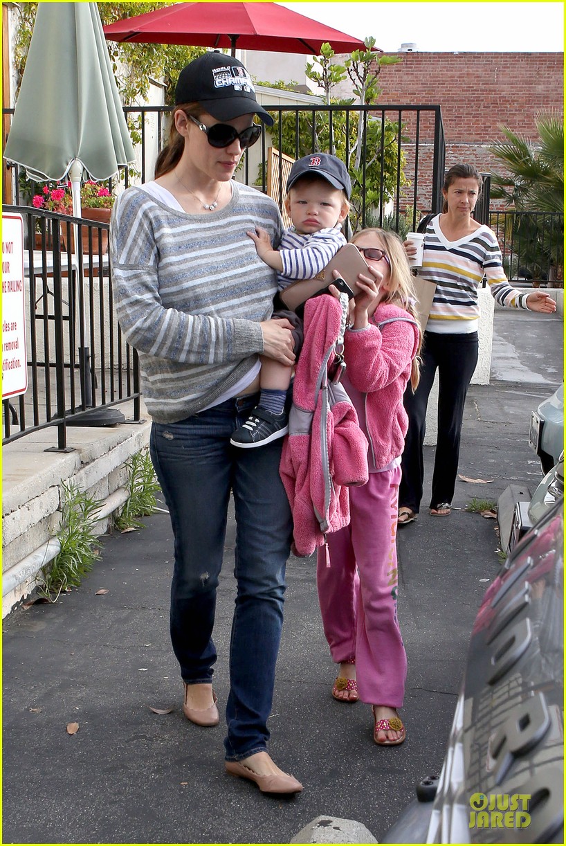 Jennifer Garner Huckleberry Breakfast with the Kids! Photo 2840441