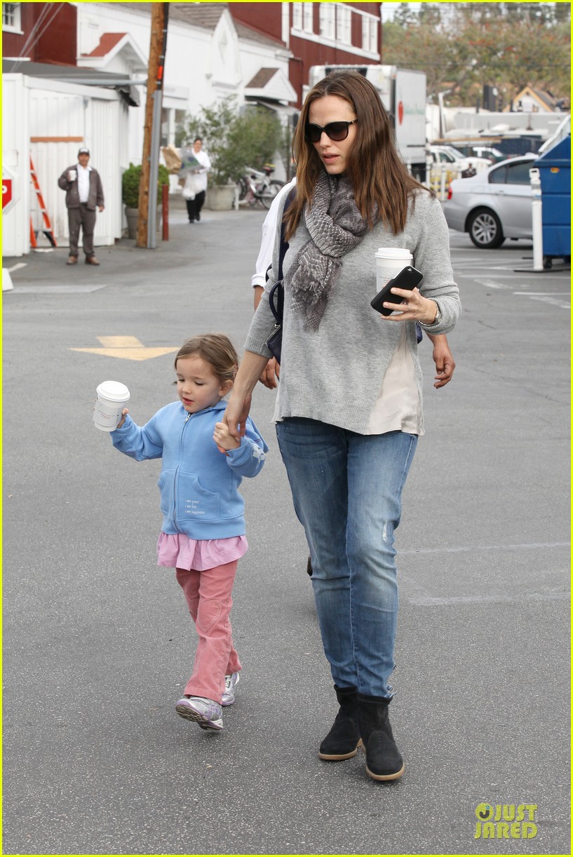 Jennifer Garner Separate Brentwood Country Mart Trips with the Girls
