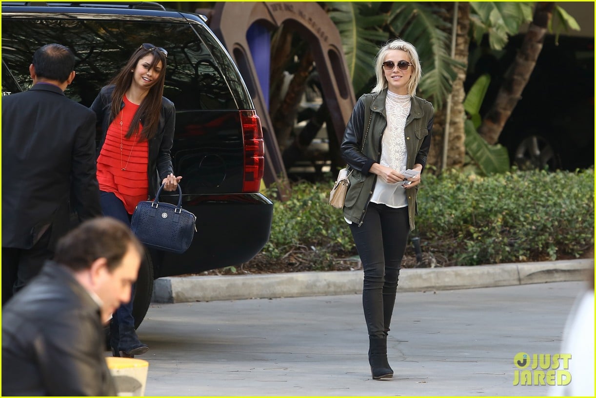 Julianne Hough PostSplit Lakers Game with Nina Dobrev! Photo 2832722