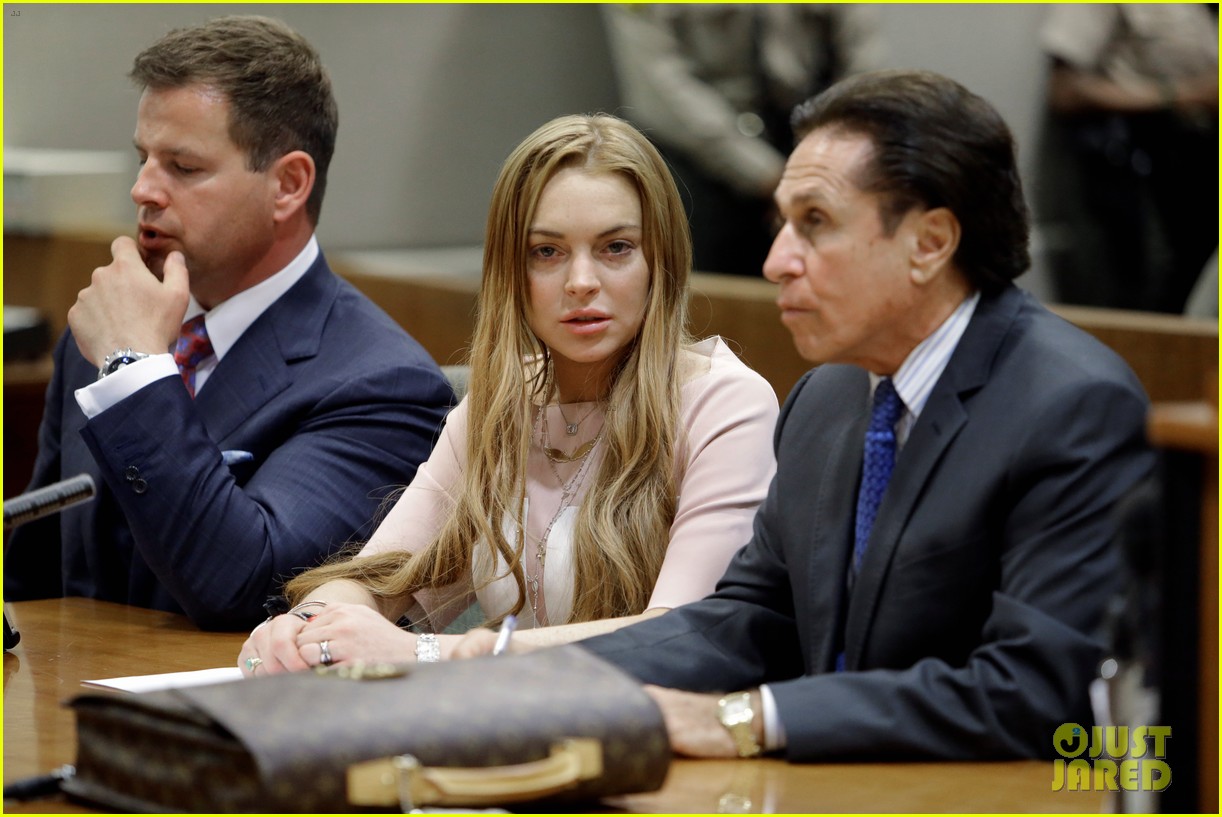 Lindsay Lohan Takes Plea Deal Rehab for 90 Days, No Jail Photo(01)