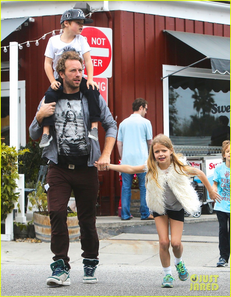 Chris Martin: Brentwood Country Mart with Apple & Moses!: Photo 2840730