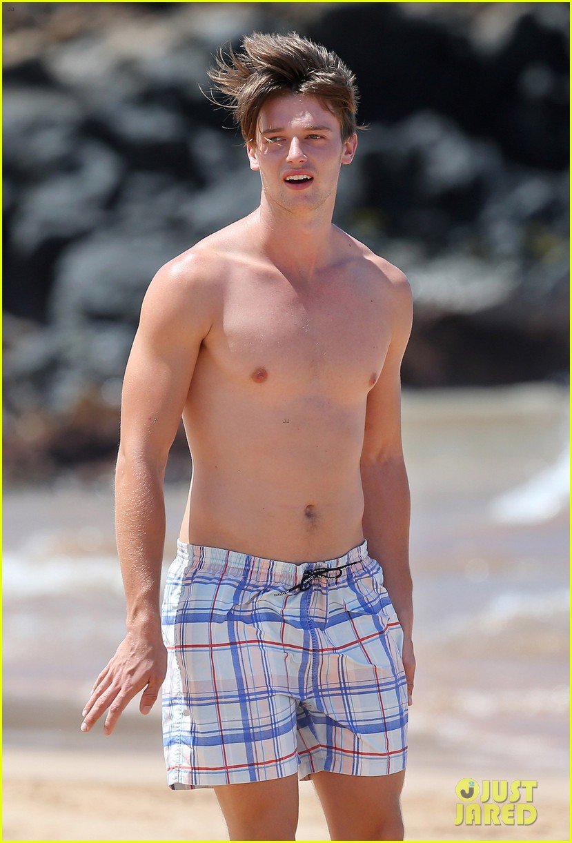 Photo shirtless patrick schwarzenegger kissing taylor burns 09 Photo
