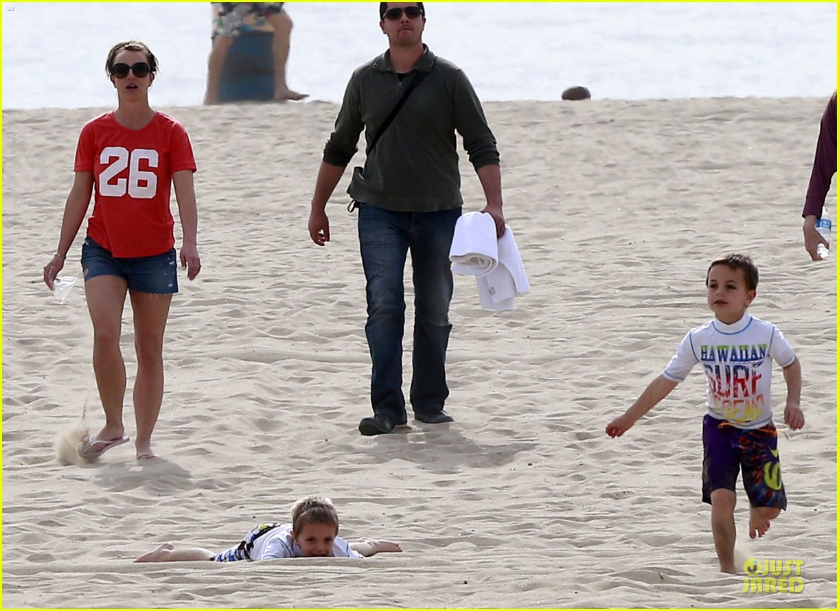 Britney Spears Santa Barbara Beach Day with the Boys! Photo 2823893
