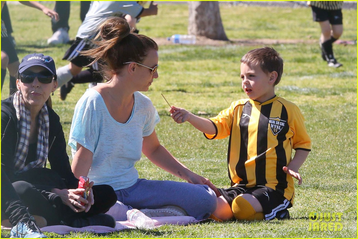 Britney Spears: Sunday Soccer Mom! britney spears sunday soccer mom 05 - Ph...