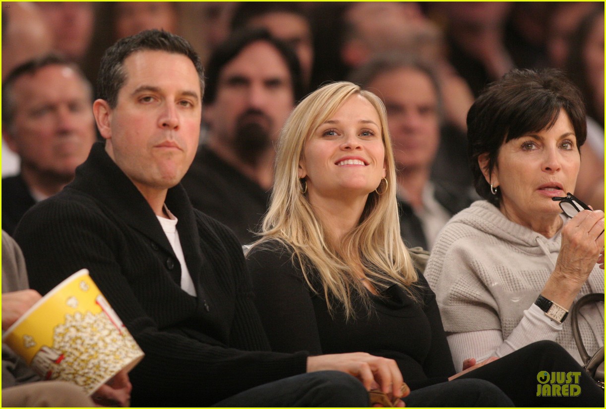 Reese Witherspoon & Jim Toth Lakers Game Date Night! Photo 2827773
