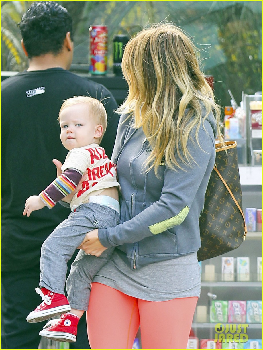 Hilary Duff & Mike Comrie Family Breakfast with Luca! Photo 2844736