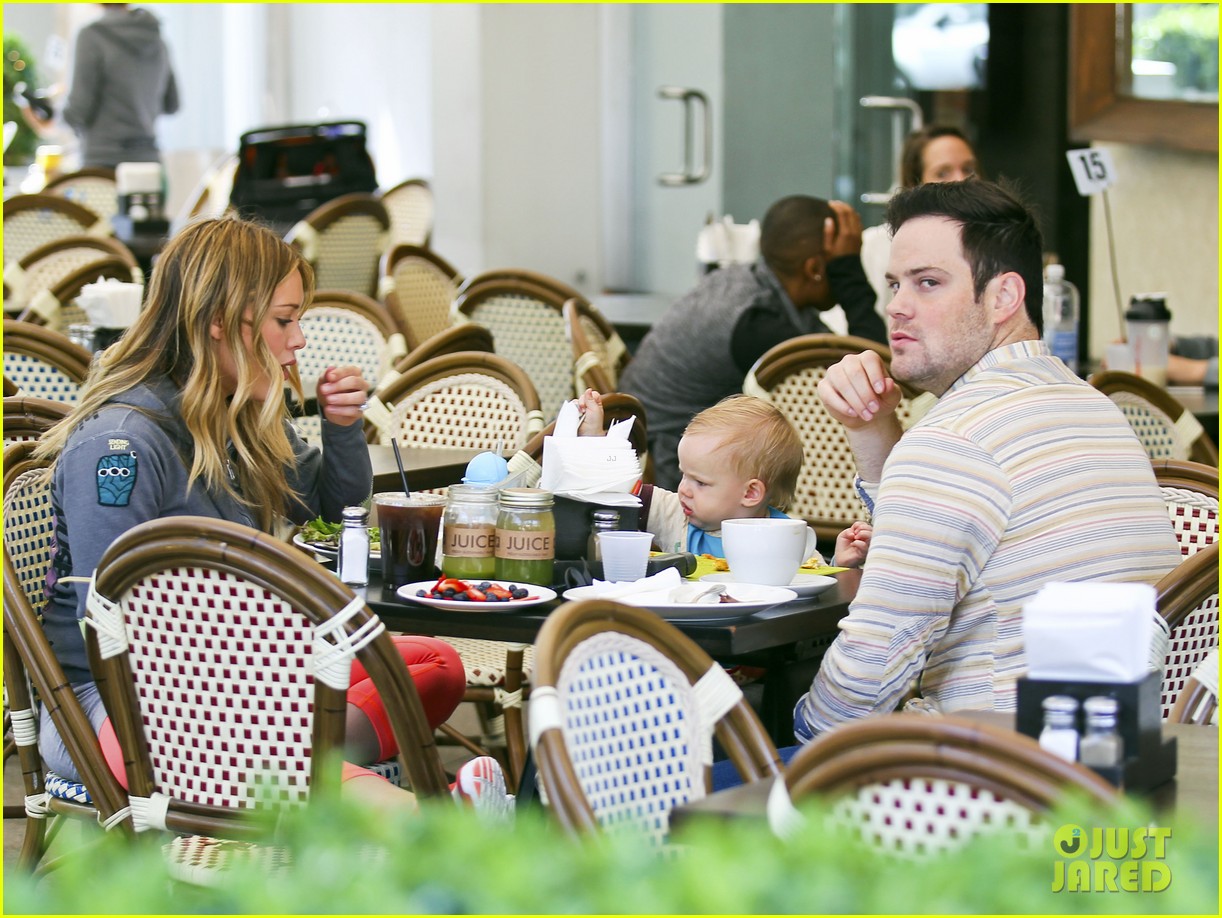 Hilary Duff & Mike Comrie Family Breakfast with Luca! Photo 2844744