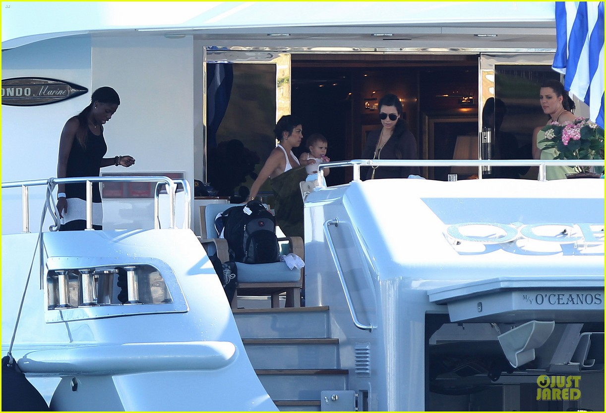 Pregnant Kim Kardashian Greece Yacht with Family! Photo 2859320