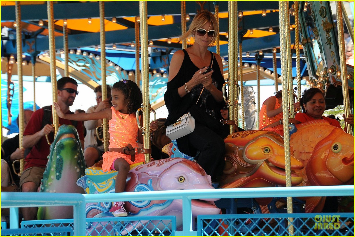 Heidi Klum & Martin Kirsten Disneyland Fun with the Kids! Photo(00)