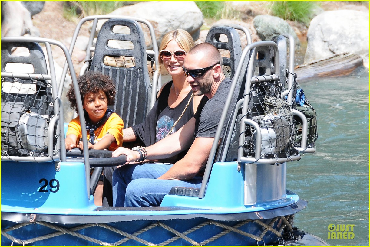 Heidi Klum & Martin Kirsten Disneyland Fun with the Kids! Photo