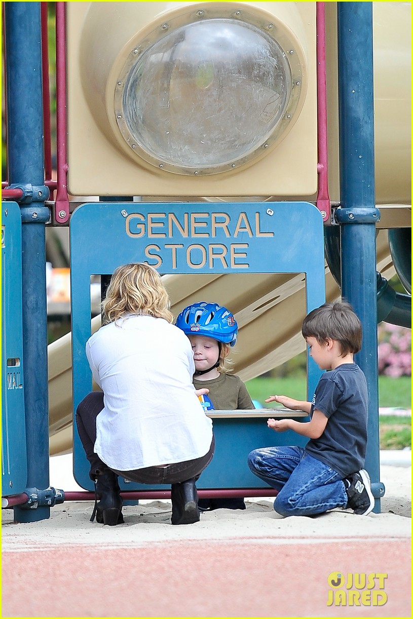 Amy Poehler Park Playtime with Archie & Abel! Photo 2841944 Abel