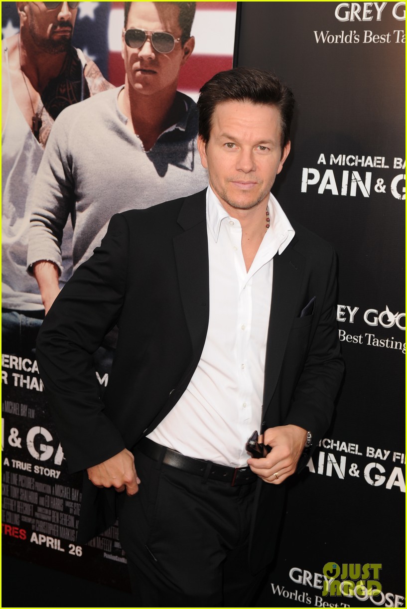 Mark Wahlberg & Dwayne Johnson: 'Pain & Gain' Premiere!: Photo 2848085