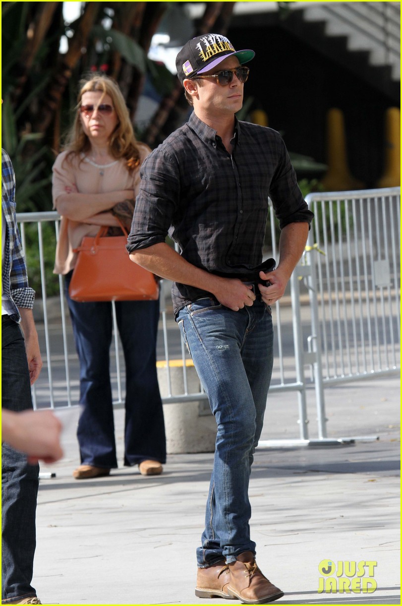 Zac Efron Paul Wesley Lakers Game Guys Photo Jenna Ushkowitz Michael Trevino Paul Wesley Zac Efron Pictures Just Jared