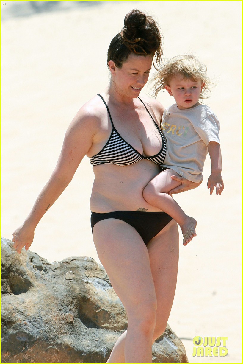 Alanis Morissette shows off her curvy bikini body while vacationing at the ...