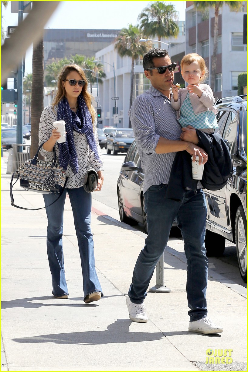 Jessica Alba & Cash Warren Breakfast After Memorial Day! Photo