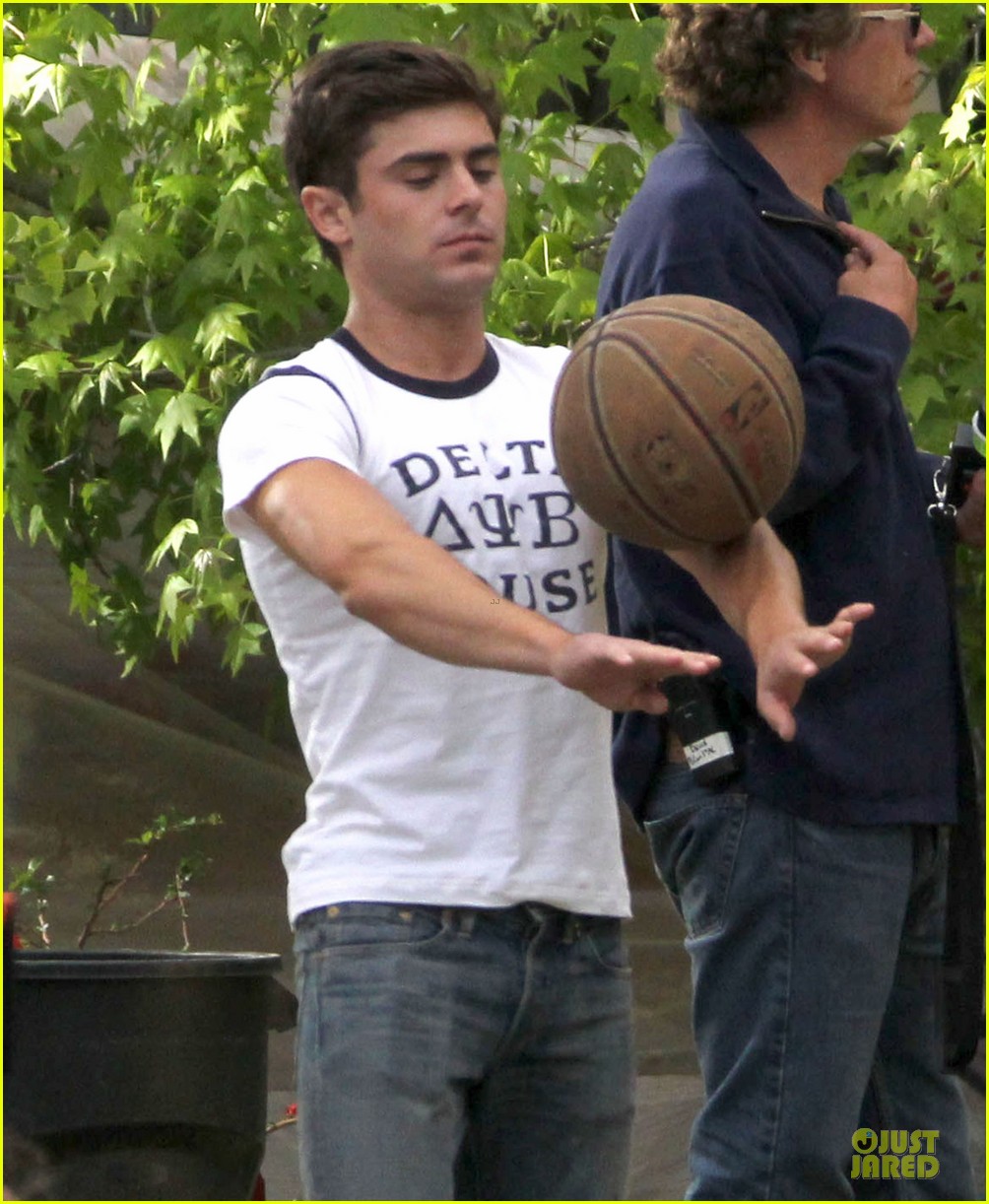 Zac Efron Shirtless Abs Flashing on 'Townies' Basketball Set! Photo