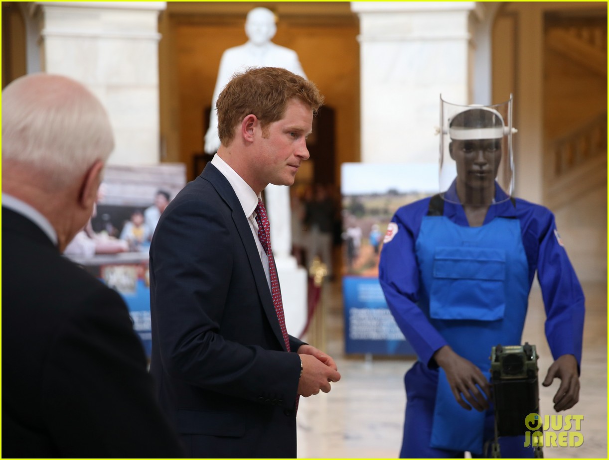 Prince Harry Visits Washington D.C., Meets Michelle Obama Photo(00)