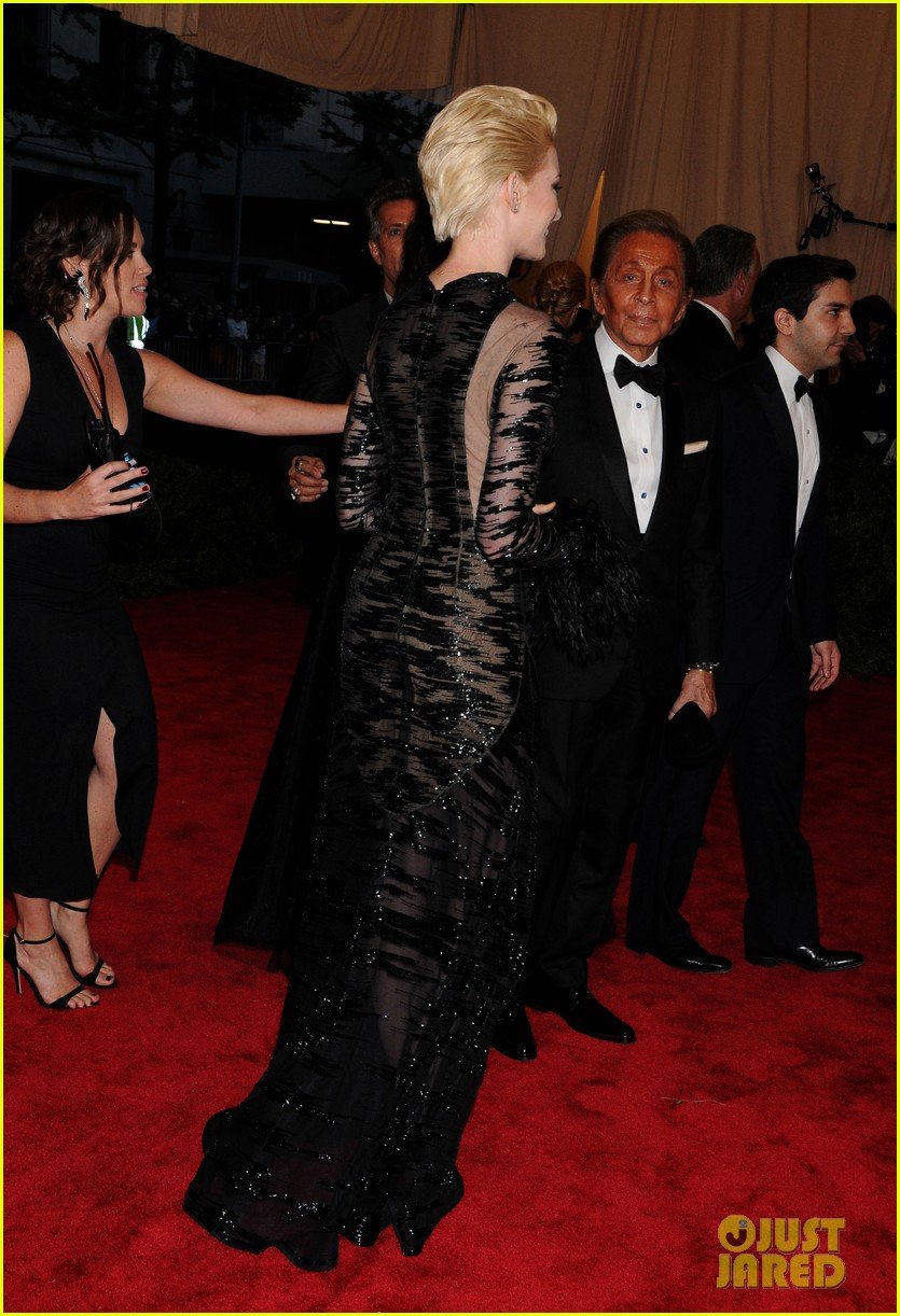 Anne Hathaway Bleach Blonde Hair at Met Ball 2013! Photo 2865205