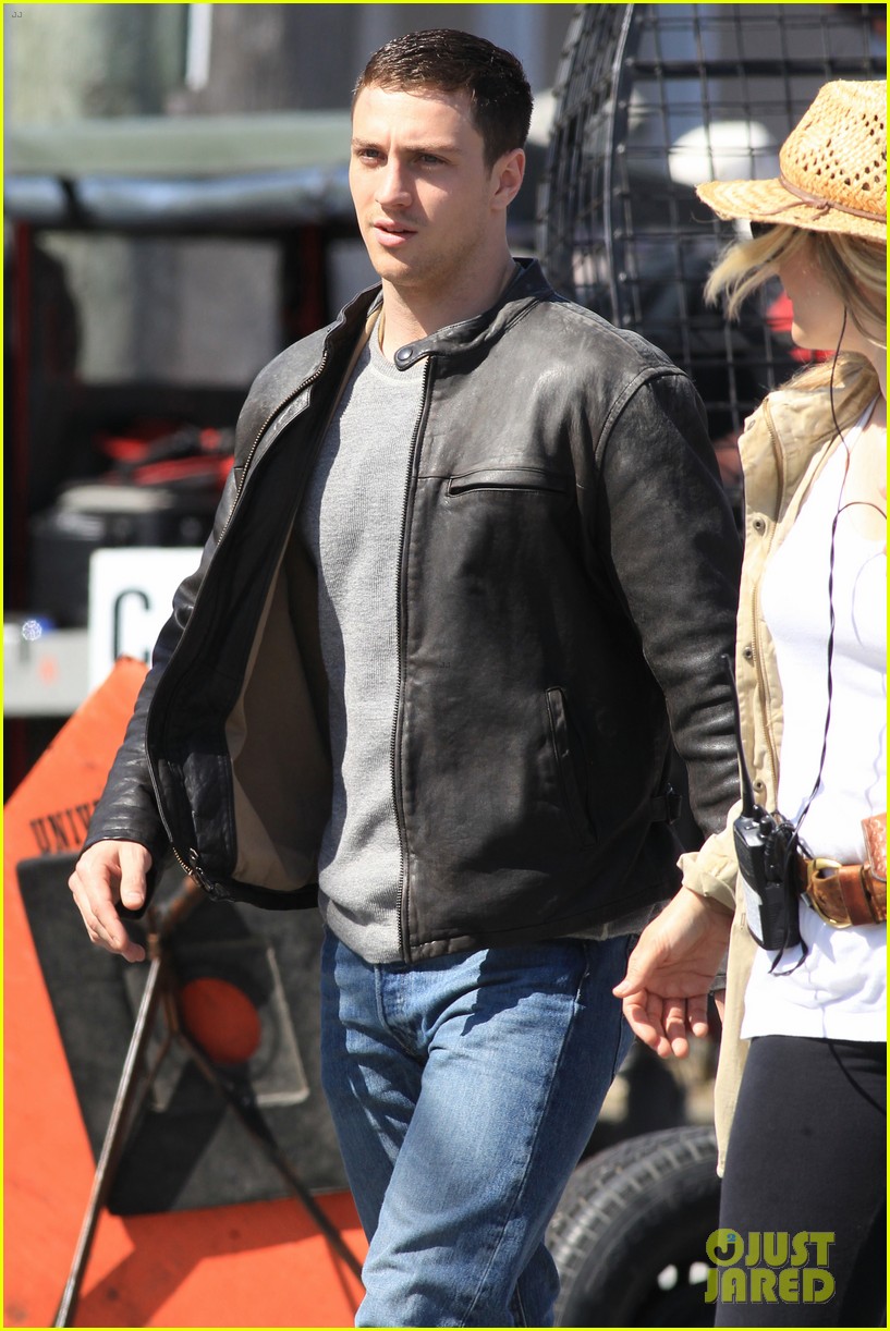 Aaron TaylorJohnson Rips Crotch in Jeans on �Godzilla Aaron TaylorJohnson Rips Crotch in Jeans on �Godzilla