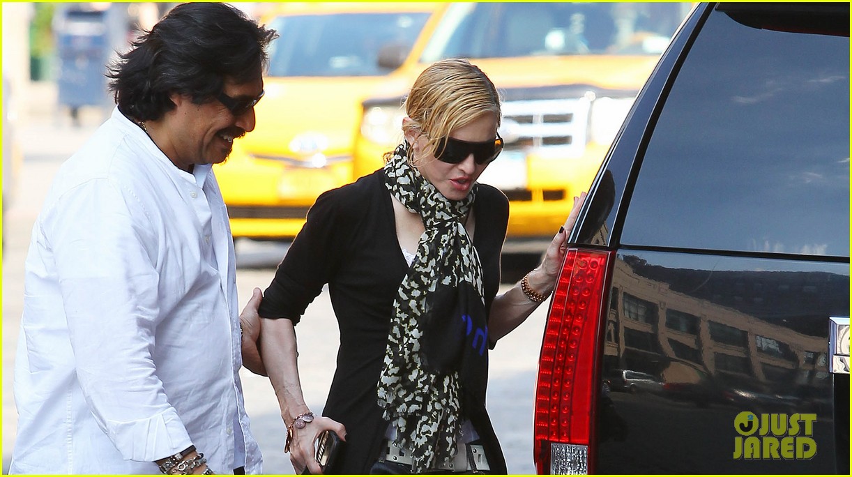Madonna's Driver Helps Her Walk on Cobblestone Street! Photo 2881336