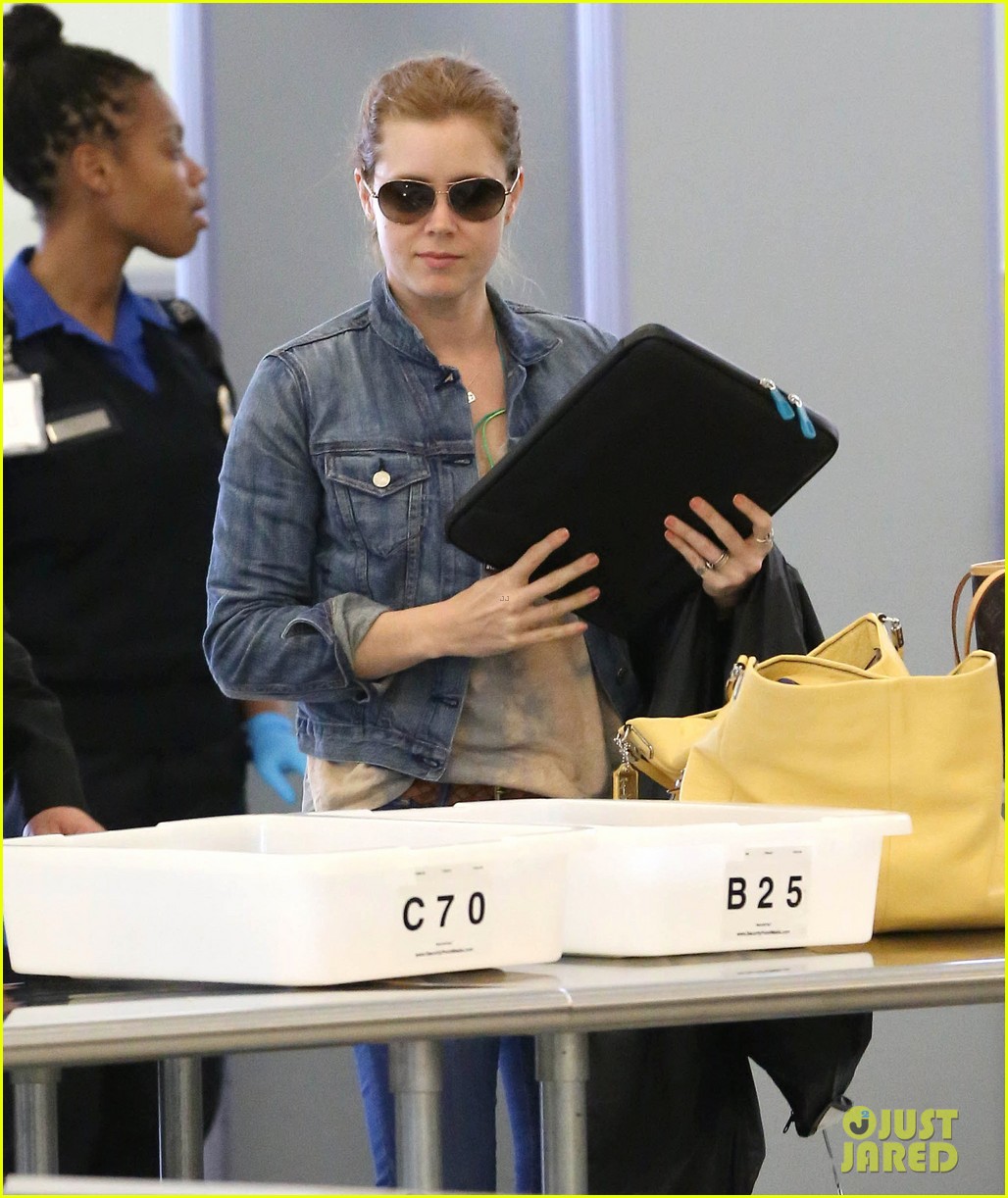 Amy Adams & Darren Le Gallo Jet to NYC After Beach Trip Photo 2888308(02)