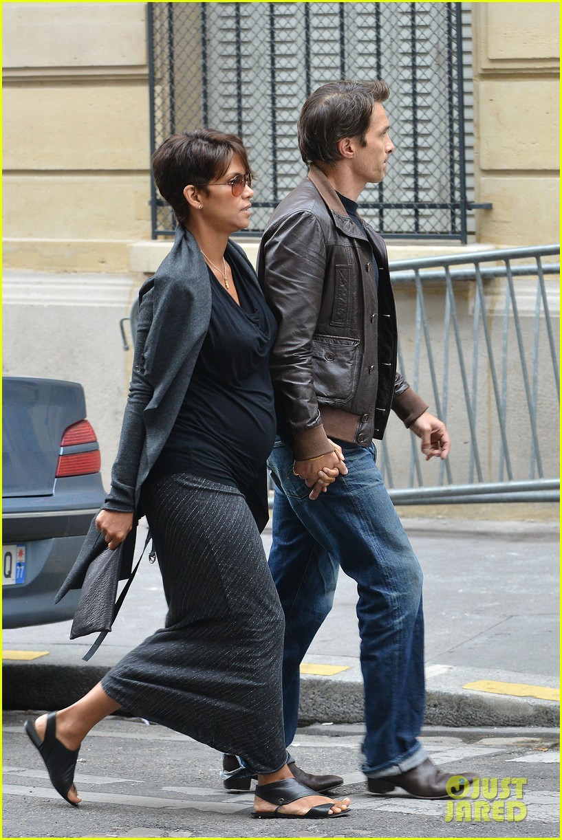 Pregnant Halle Berry & Olivier Martinez Hold Hands in Paris Photo