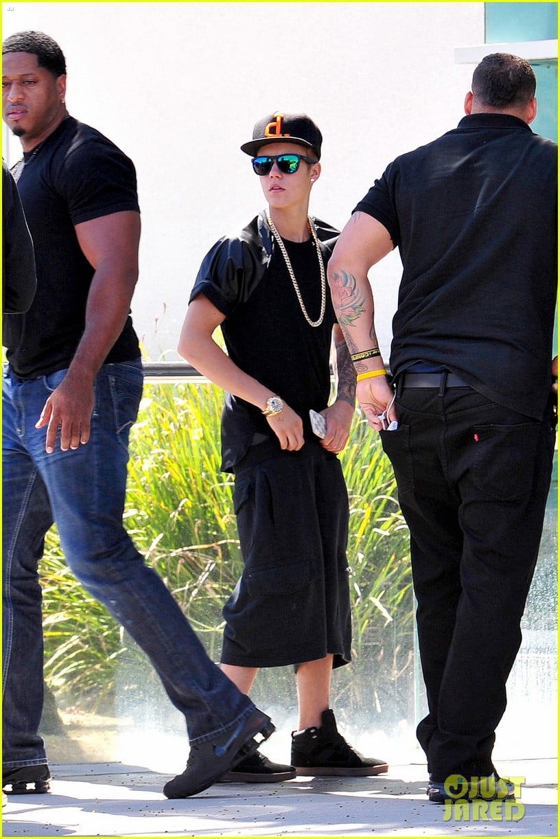 Justin Bieber Boards Private Jet to Return to 'Believe Tour' Photo