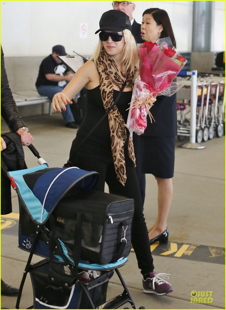 Michael Buble: Flowers for Luisana Lopilato's Arrival!: Photo 2891941