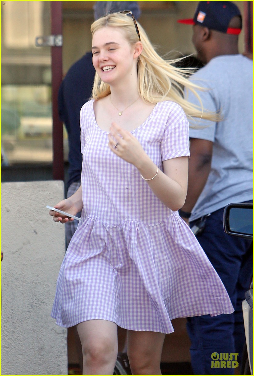Dakota Fanning Approves Hair, Elle Eats Lunch with Mom Joy!: Photo