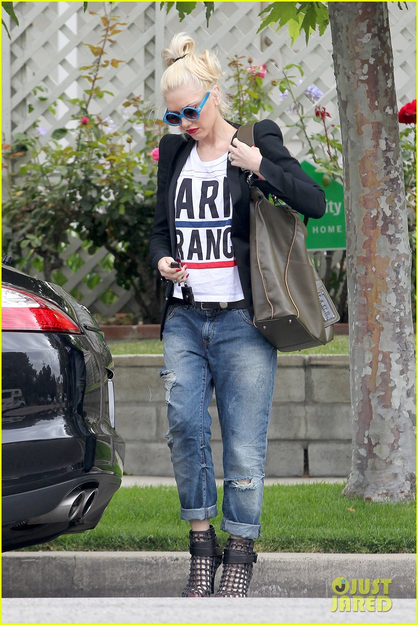 Gwen Stefani Runs Errands After BuildaBear Day with the Boys Photo