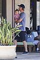 chris hemsworth malibu shopping with elsa pataky india 10