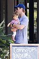 chris hemsworth malibu shopping with elsa pataky india 12