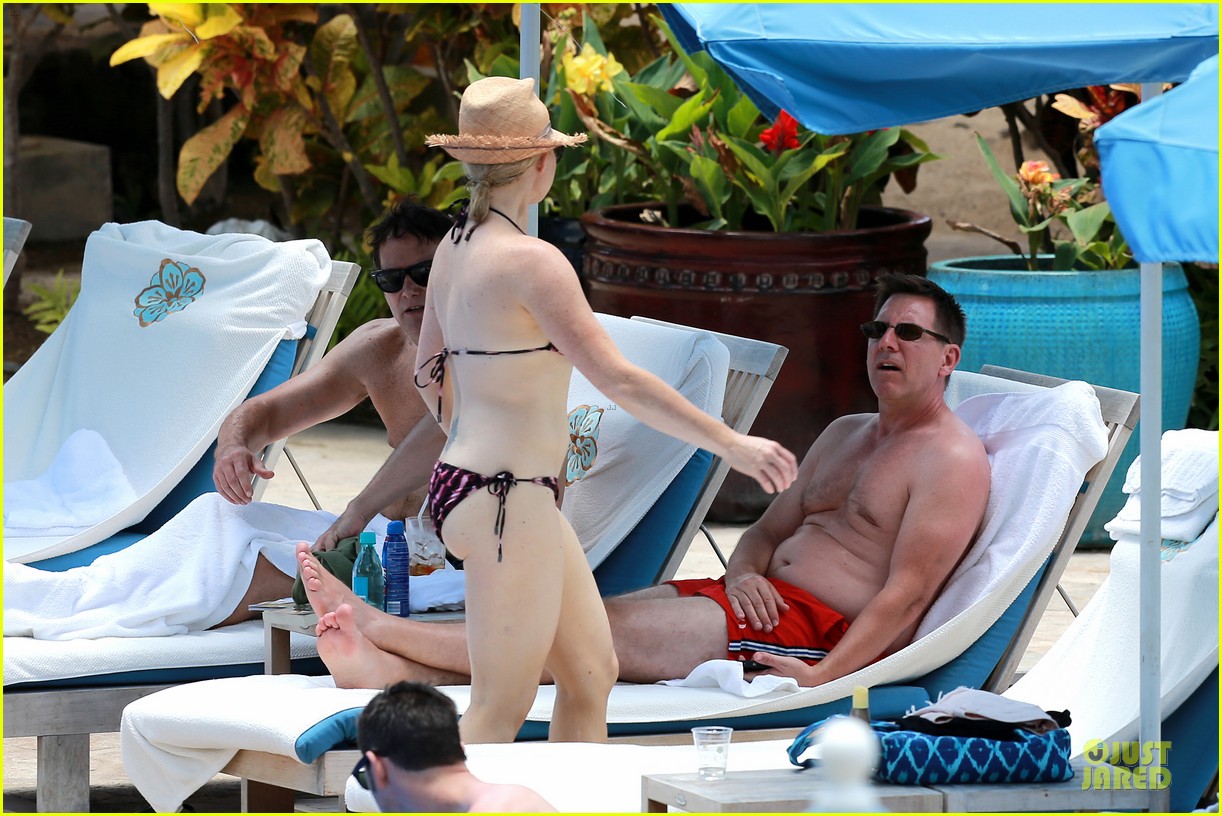 Megan Hilty shows off her rockin' bikini body while enjoying a romanti...