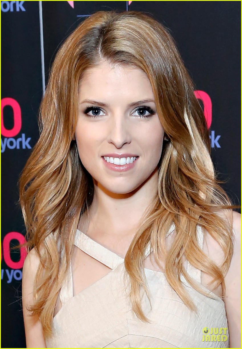 Anna Kendrick Honored For Selling Over 1 Million Copies of 'Cups