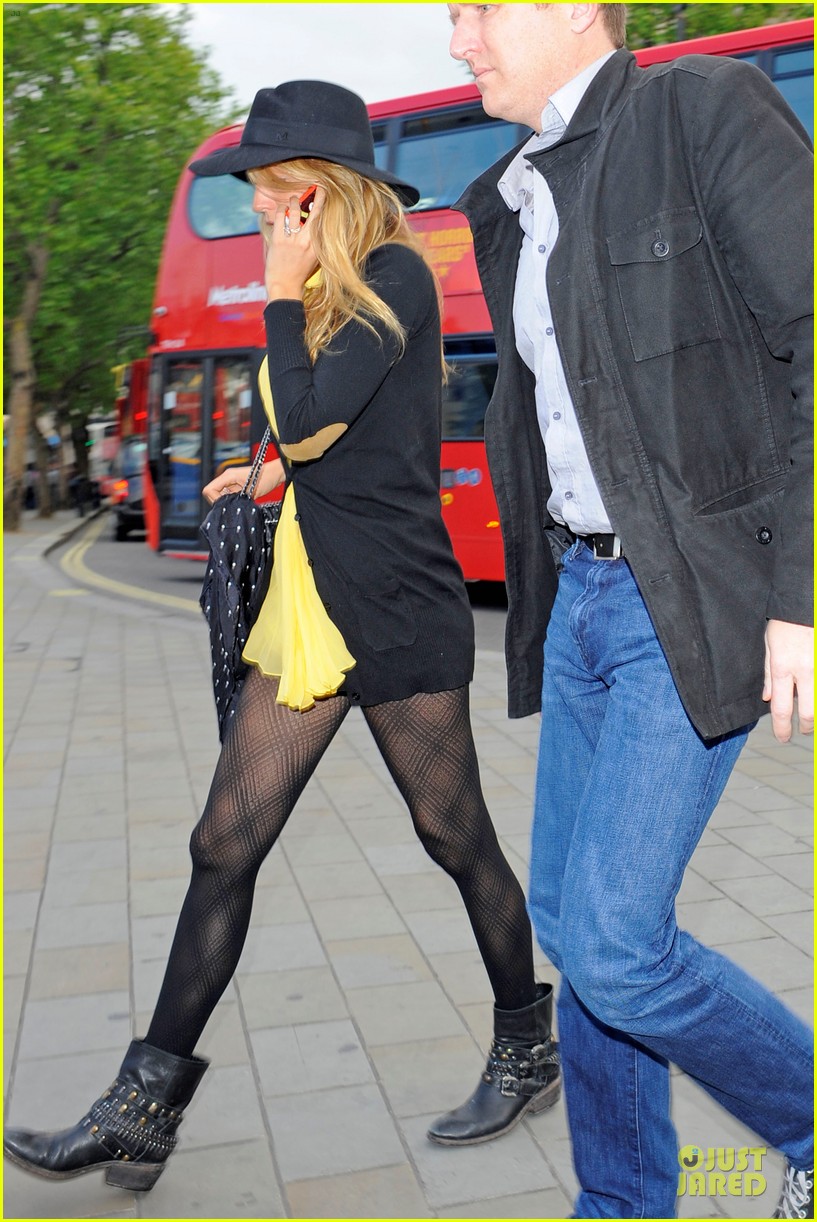 Blake Lively & Ryan Reynolds Stylish London Hotel Exit! Photo 2881969