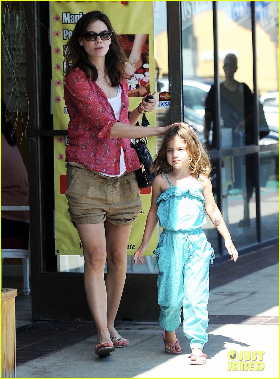 Michelle Monaghan Visits the Nail Salon with Willow: Photo 2896907