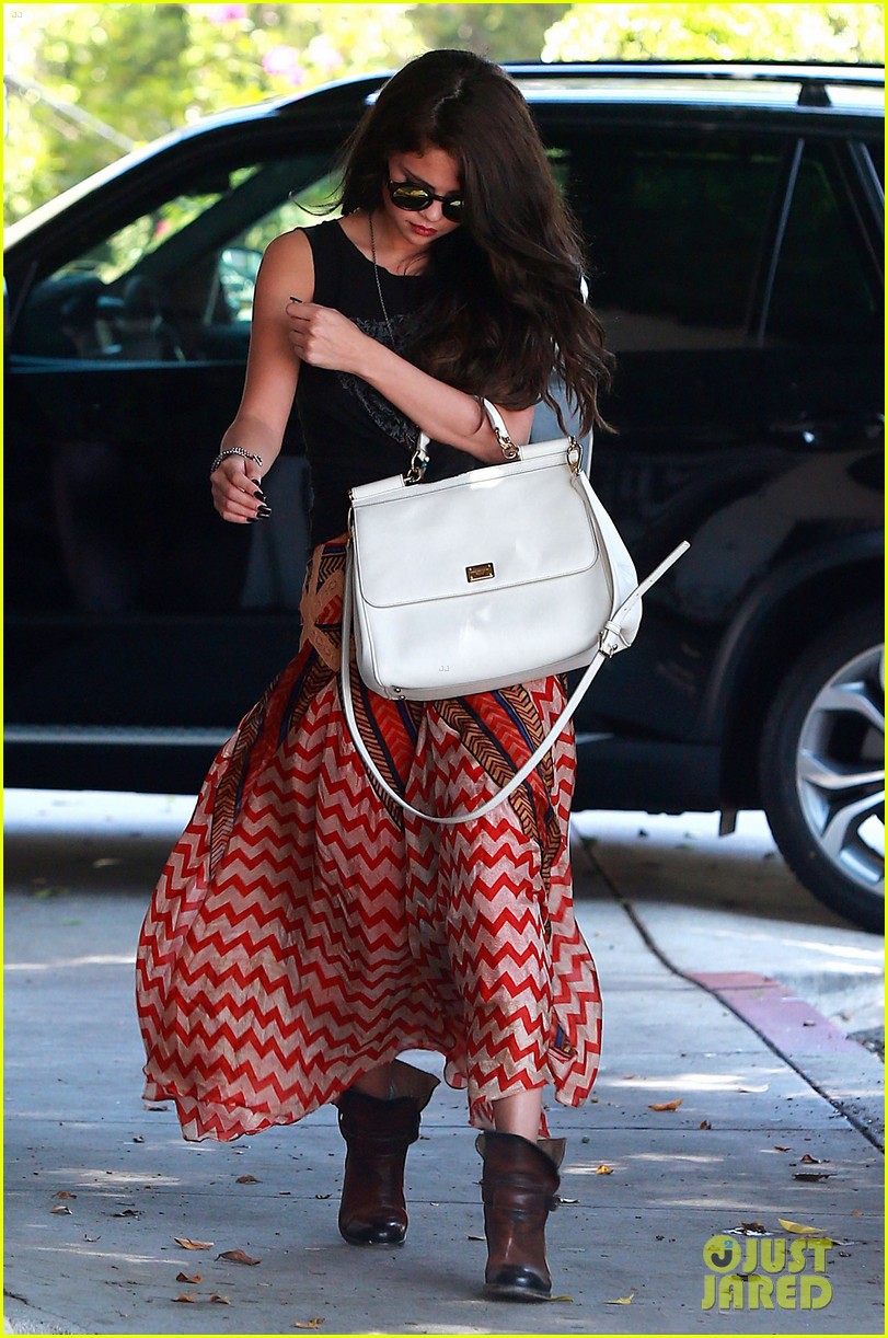 Selena Gomez Beauty Salon Visit! Photo 2893872 Selena Gomez Photos
