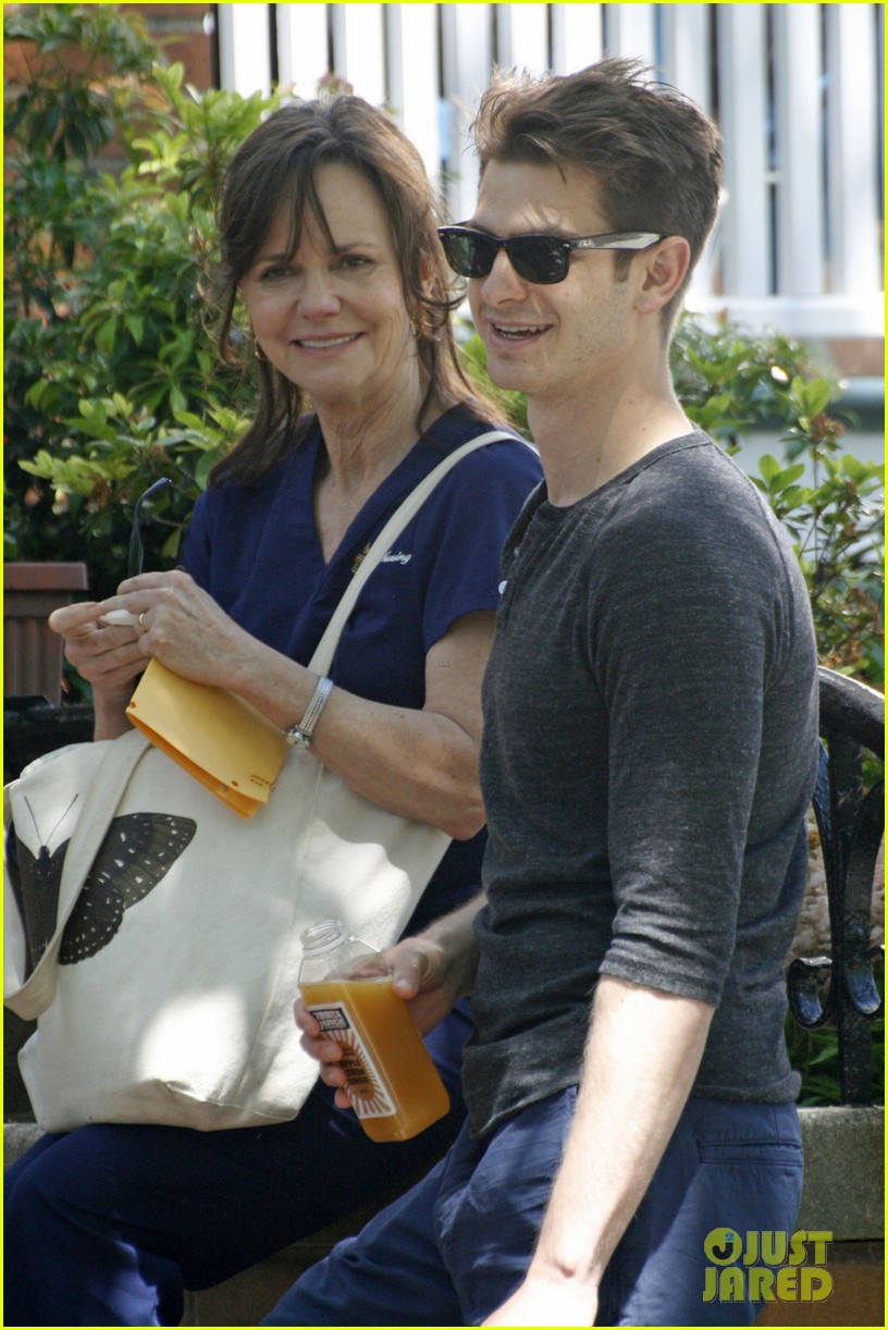 Emma Stone & Andrew Garfield Film 'SpiderMan' with Sally Field Photo(02)