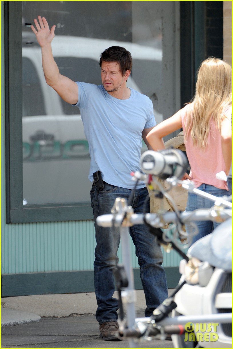 Mark Wahlberg Films 'Transformers 4' After Fire on Set Photo 2891990